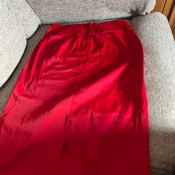 Red skirt - Picture 3 of 3